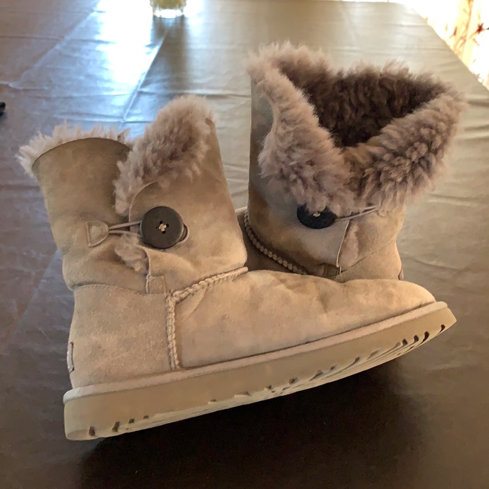 Women’s Ugg Short Bailey Button Boots [Pre-Worn]